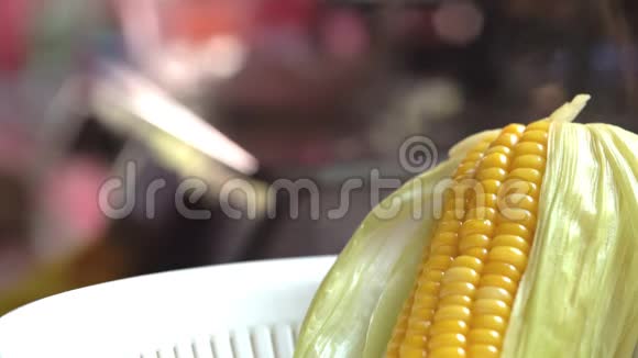 热煮玉米带烟视频的预览图