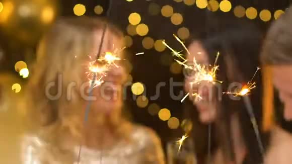 多民族的朋友庆祝新年一起参加聚会快乐视频的预览图