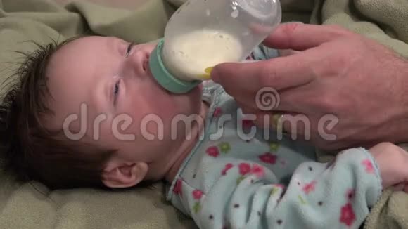 婴儿在喂食时睡着了视频的预览图