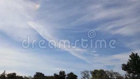 卷云在蓝天上移动视频的预览图