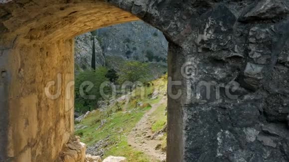 黑山旧堡垒墙的窗户漏洞视频的预览图