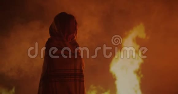 被困在火里的女孩在哭视频的预览图