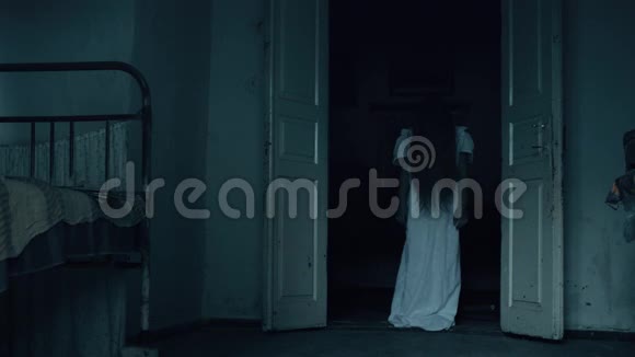 幽灵站在门口视频的预览图