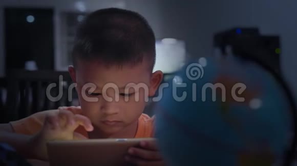 在家玩手机的小男孩使用移动设备的儿童视频的预览图