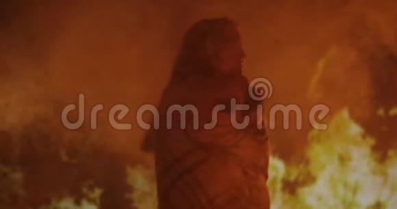 被困在火里的女孩在哭视频的预览图
