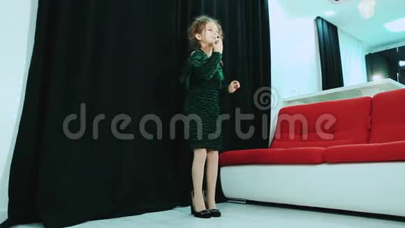 女孩站在母亲的鞋子里一边画嘴唇视频的预览图
