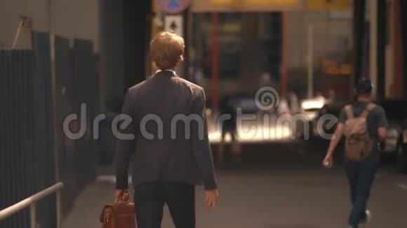 人走在城市街上视频的预览图
