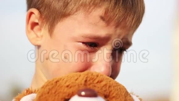 肮脏的孤儿特写哭着抚摸着一个视频的预览图