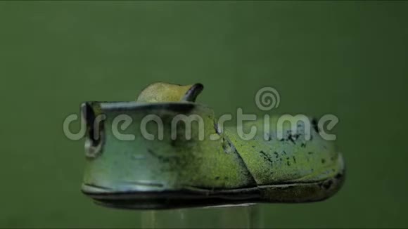 沙比绿色靴子视频的预览图