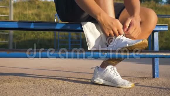 运动员把鞋带系紧视频的预览图