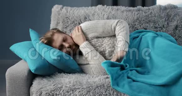 咳嗽的男人躺在沙发上视频的预览图