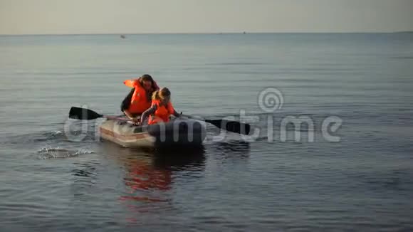 母亲和孩子穿着救生衣划船上岸难民在海难中幸存下来视频的预览图