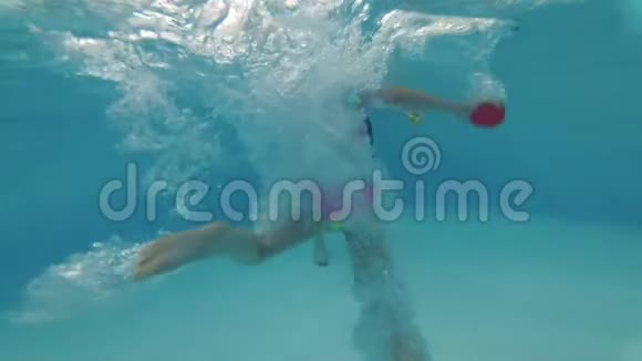 一个孩子潜入游泳池视频的预览图