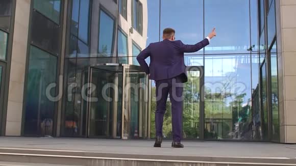 成功的商人在大楼附近跳舞视频的预览图