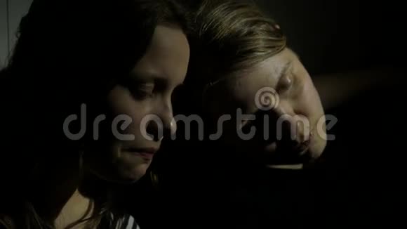 两个女孩互相拥抱姐妹或母女或朋友4UHDK视频的预览图
