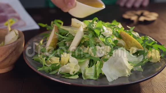 厨师在沙拉中加入一些酱汁包括蔬菜和蔬菜素食维生素和健康食品烹饪沙拉视频的预览图