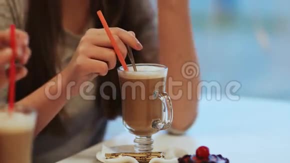 女孩喝巧克力奶昔视频的预览图