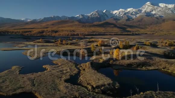 空中飞行飞过群山附近美丽的湖泊全景图秋天视频的预览图
