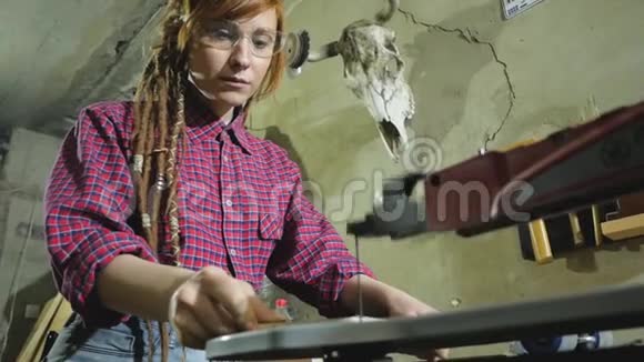 女人在车间里用木头工作视频的预览图