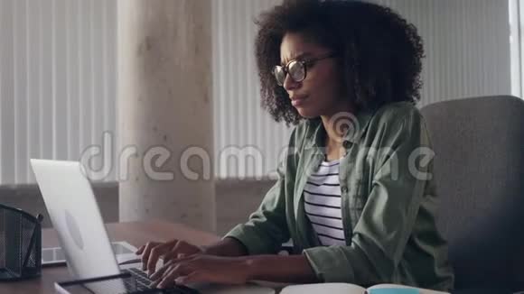 办公桌上压力大的年轻女商人用笔记本电脑视频的预览图