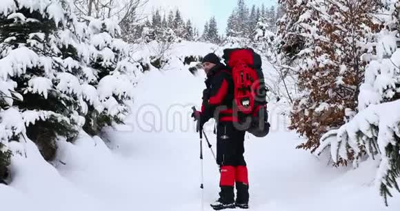 一个人爬上雪坡视频的预览图