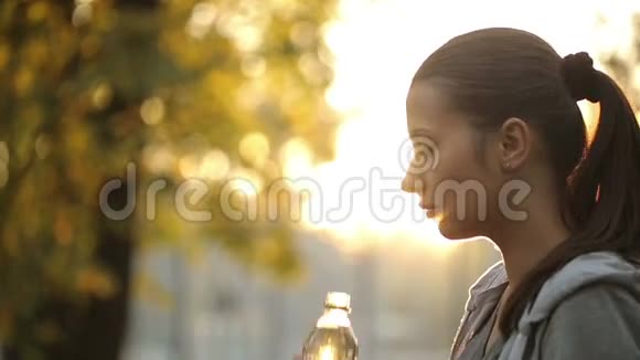 女人对着阳光喝水视频的预览图