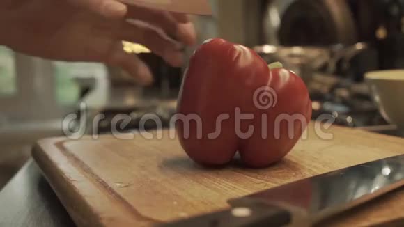 男性手在木制烹饪板上准备辣椒视频的预览图