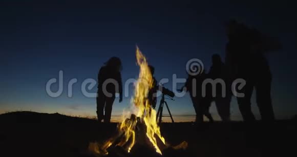 朋友们在炉火旁取暖视频的预览图