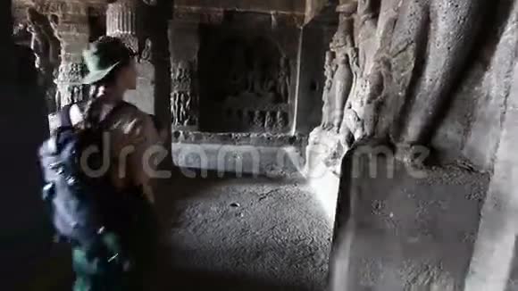 游客埃洛拉洞穴视频的预览图