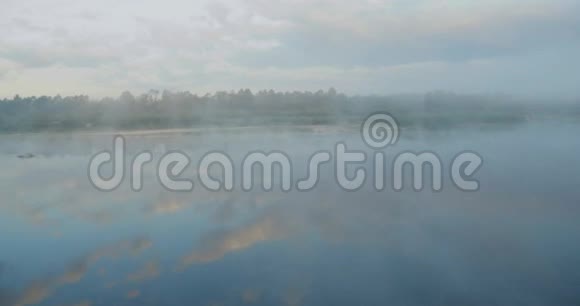 清晨的薄雾笼罩着河流视频的预览图