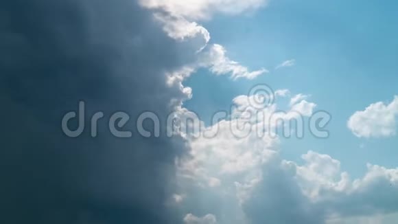 阳光透过云层视频的预览图