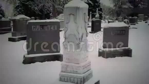 亡灵穿过墓地视频的预览图