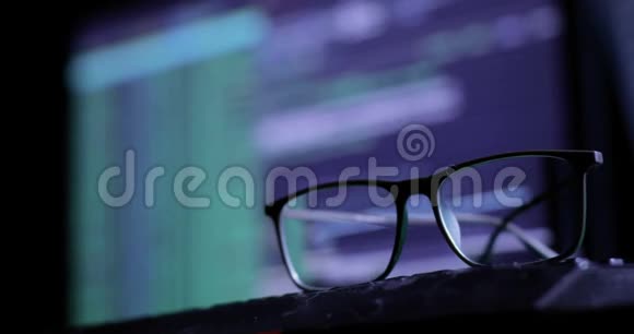 网络攻击概念键盘上的眼镜显示器的背景上的眼镜视频的预览图