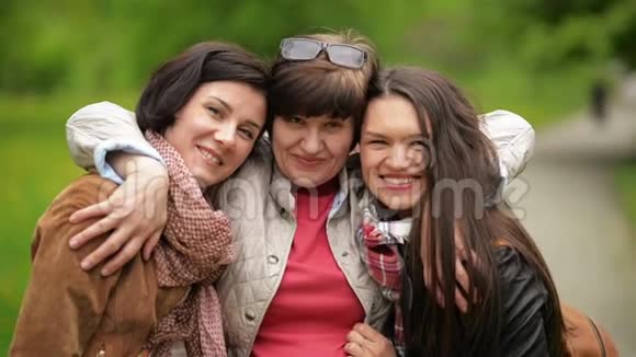 公园里快乐可爱的家庭肖像微笑的姐妹们正在拥抱他们的母亲户外视频的预览图