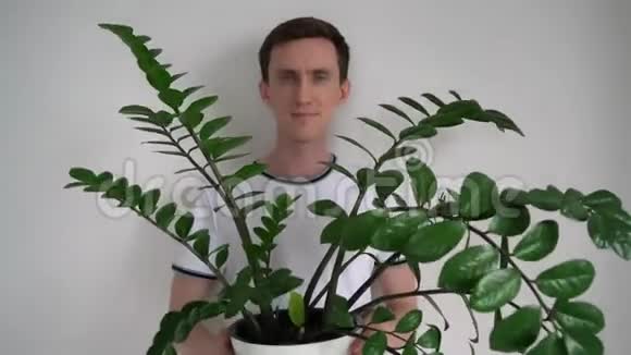 有植物的人的肖像视频的预览图
