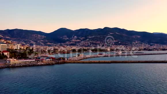 从海边拍摄的阿拉尼亚航空录像阿拉尼亚海滨和红塔阿拉尼亚的象征视频的预览图