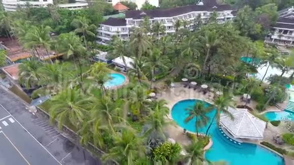 酒店游泳池道路空中飞行视频的预览图