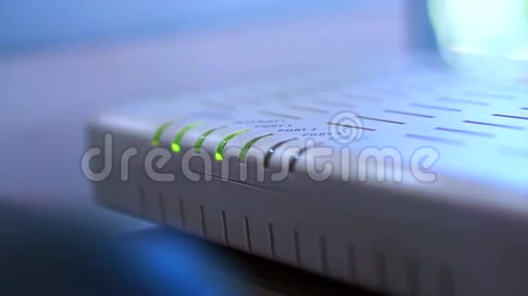 互联网路由器和wifi闪烁视频1920x1080分辨率视频的预览图