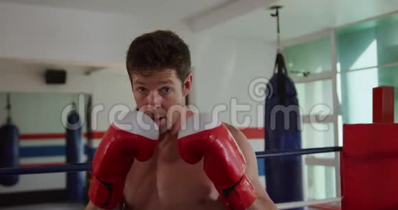 白人男子拳击在拳击馆视频的预览图