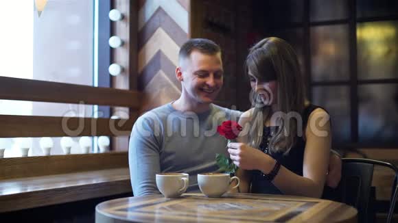 咖啡店的浪漫约会视频的预览图