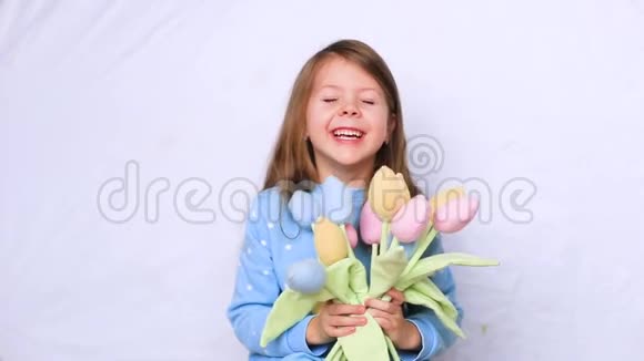 可爱的带花的小女孩视频的预览图