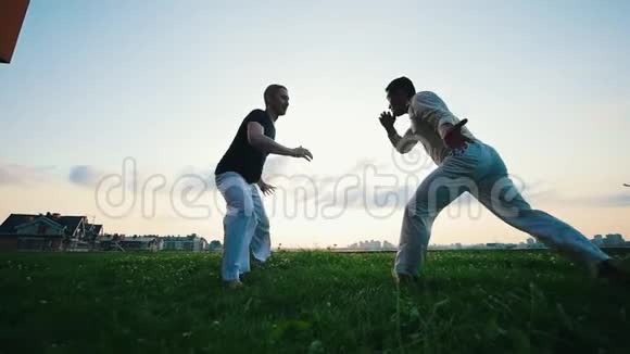 两个运动员在草地上打架其中一个敲了另一个夏天日落视频的预览图