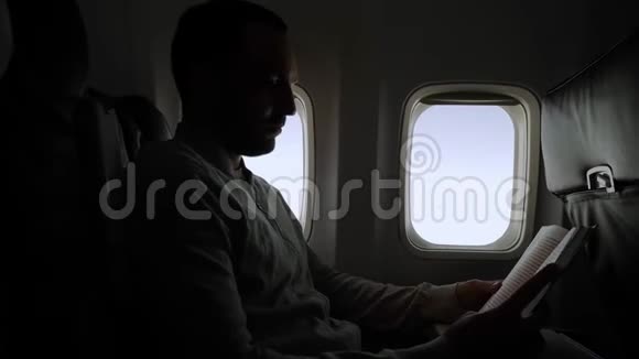 人在飞行中看书视频的预览图