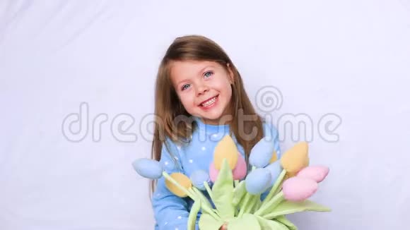 可爱的带花的小女孩视频的预览图