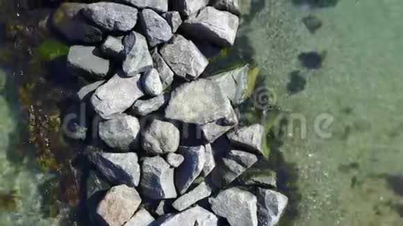 海边的大石头视频的预览图