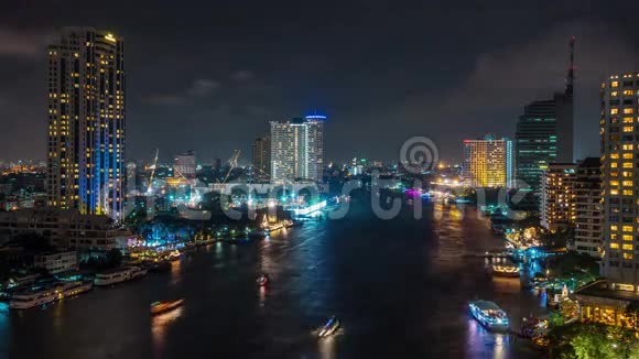 曼谷夜光交通河建设屋顶全景4k时间流逝泰国视频的预览图