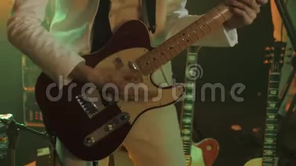 一个拿着吉他的人视频的预览图