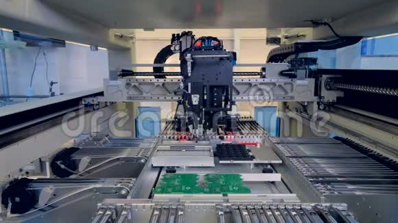 自动化机器人电子零件制造机器4K视频的预览图