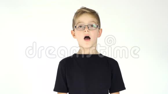 戴眼镜的小男孩打喷嚏视频的预览图