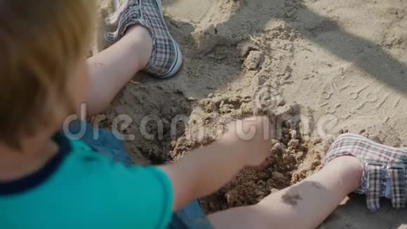 孩子玩沙子视频的预览图